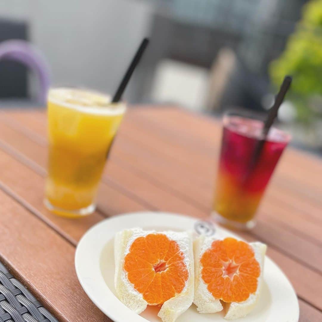 乙黒えりのインスタグラム：「歯のホワイトニングに行ったので、今日はフルーツジュース🍹  フルーツサンド美味しいんですけど🍊❣️  オープンテラスでいい気分☀️  娘連れて夏休みはかき氷食べたい！  #ダカフェ　#恵比寿 #フルーツサンド」