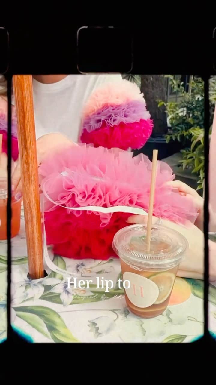 のインスタグラム：「さっちゃんがにゃんにゃんと私の動画撮ってくれたので💓にゃんにゃんと出会った頃の思い出の曲（勝手に🤣）つけて久々にリール投稿してみました😆🎶💖 #カチューシャしていけばよかった😂🎀 #everydayカチューシャ #akb48 #小嶋陽菜 #こじはる #にゃんにゃん #神7 #herlipto #tomokoizumi @herlipto @nyanchan22」