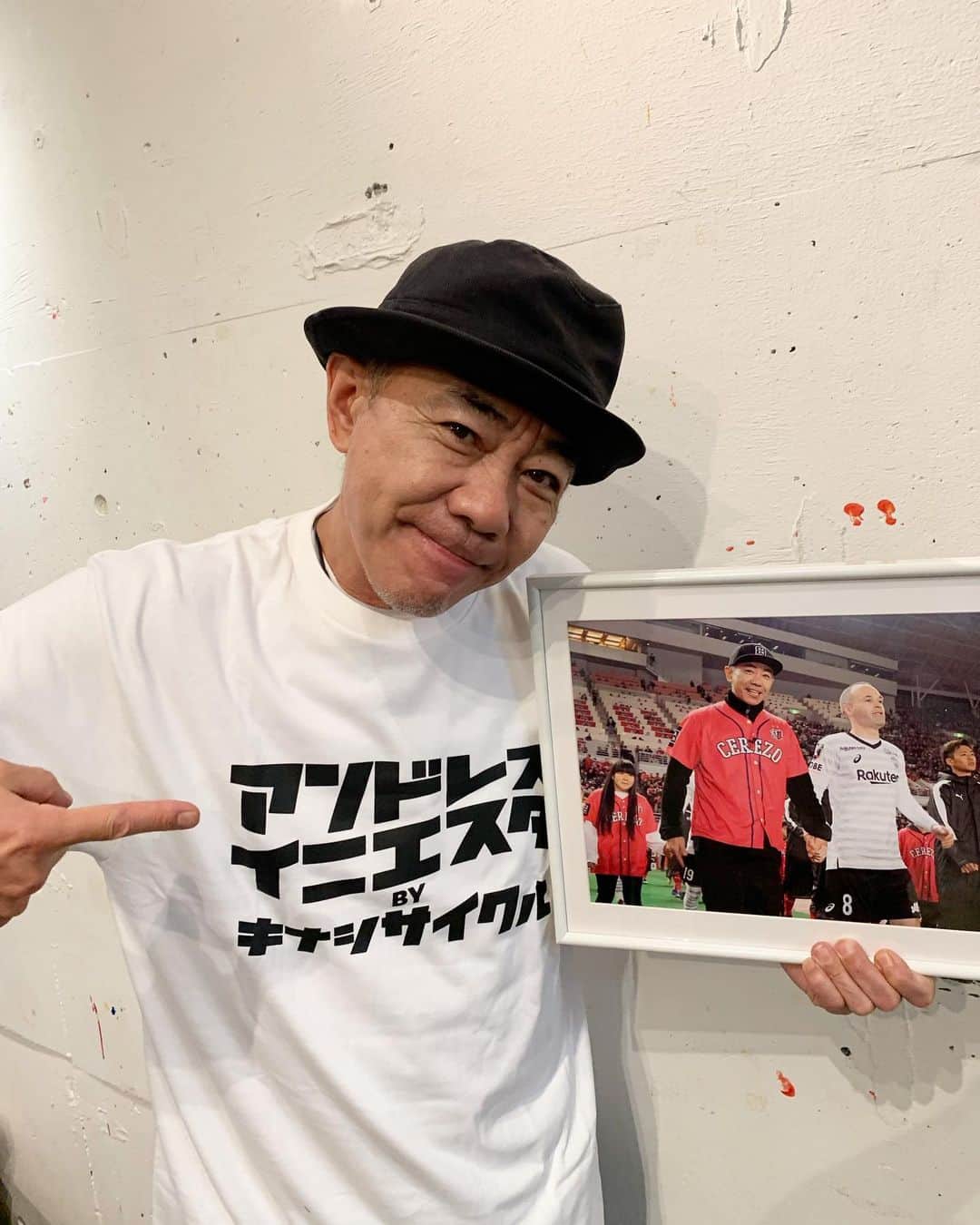 木梨憲武さんのインスタグラム写真 - (木梨憲武Instagram)「イニエスタ！日本のサッカーの為にありがとー！！ 木梨サイクルありがとー！ Jリーグ後半戦ガンバッテー！ 楽天神戸ファイトー！！ メッシとロナウドによろしく！ メッシ34歳誕生日オメデト！ またメッシとメシ行こう。 祖師谷のカレー&カレーうどん。  ジュビロ、ヤット、今野、一部へファイト！ 堂安、オリンピックファイトー！ 代表メンバーもファイトー！ ガンバ東口、倉田、大阪行くわ！ #一回連絡くれ！  作文が長くなりましたが、イニエスタ、Gracias！！ 自転車おくります！！」6月25日 17時31分 - noritakekinashi_official