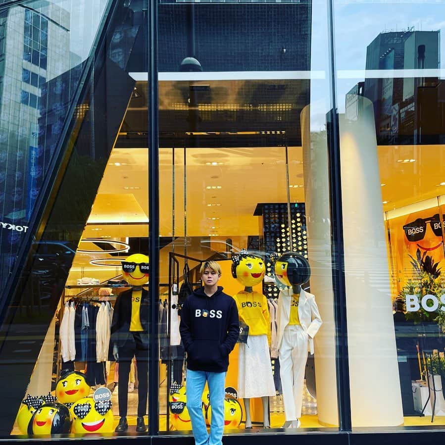 山田親太朗のインスタグラム：「6/26　BOSSストア銀座グランドオープンするので 今日プレオープンに遊びに行ってたよ！内装も洋服も可愛かったよ！  #thisisboss  @boss」