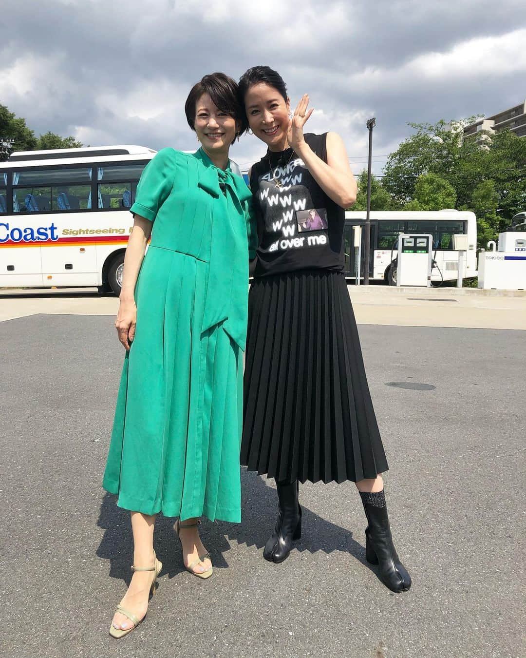 馬場典子さんのインスタグラム写真 - (馬場典子Instagram)「今日はうっちーと収録でした♪ 土砂降りのあとのピーカン☀️ 合間にも色んな話をして楽しかった♪ あまりに対照的な衣装の2人（笑） 詳しくはまたお知らせしますね！  #内田恭子 #実は20年以上の付き合い #馬場典子 #ばばちゃんネル 写真のときだけマスク外して。」6月25日 17時45分 - baba_channel