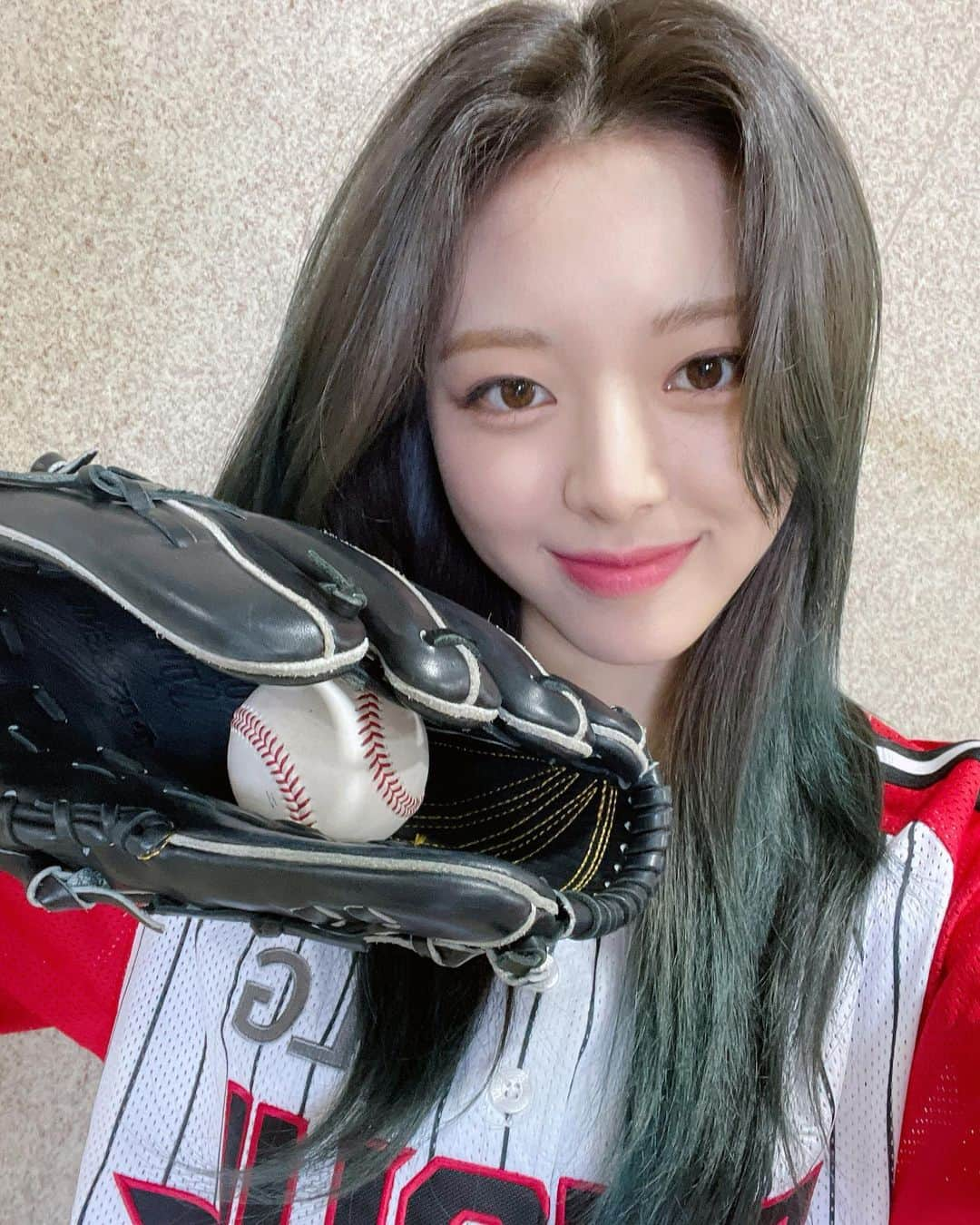 ITZYさんのインスタグラム写真 - (ITZYInstagram)「YUNA's 2nd VLOG on ITZY YouTube⚾ Check it out now!❤」6月25日 18時20分 - itzy.all.in.us