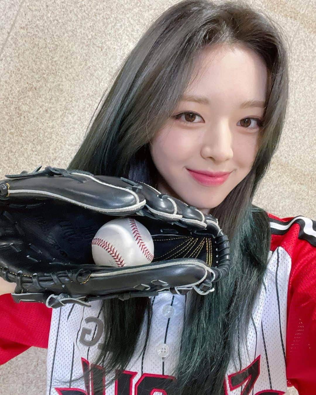 ITZYさんのインスタグラム写真 - (ITZYInstagram)「YUNA's 2nd VLOG on ITZY YouTube⚾ Check it out now!❤」6月25日 18時20分 - itzy.all.in.us