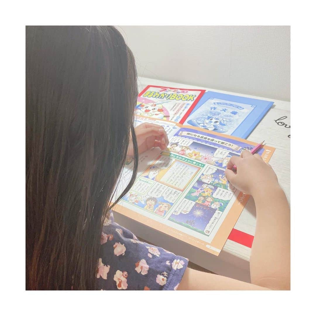 土屋香織さんのインスタグラム写真 - (土屋香織Instagram)「✏️.次女は2歳前から英語の保育園で生活していたこともあり国語の読解力や作文力をもうちょっと伸ばしてあげたいなぁと思っていて。いままでワークなども挑戦させてみましたが、どうも作文は興味がないようで…( ˊ࿁ˋ ) ᐝ . そんな次女が食いついたのがこちら🤩 〜小学生の作文力をアップする 作文通信教育講座「ブンブンどりむ」〜 @bunbundorimu_official  . 『声に出して読みたい日本語』（草思社）など 数々のベストセラーで知られる “国語力の達人”齋藤孝先生の監修のもと生まれた 「ブンブンどりむ」 ちなみにうちにある齋藤孝先生の本 『こどもブッダのことば』が私は好きです☺️ . 最近の入試で特に必要とされている 「書く力」が伸びる教材なんです✧︎*。 特に人気の公立中高一貫校の入試は かなり高いレベルの「書く力」が求められます🏫 . 最近の子供達って習い事で忙しくて毎日時間がないですよね。 これ以上時間作れない…って方も多いと思うのですが 1日10分の短時間の学習で 楽しく無理なく続けられる内容になっています。 気になる中身はこんな楽しいマンガ形式のテキスト。 褒めて伸ばす添削だからやる気が出るみたいです( ˘͈ ᵕ ˘͈ ) 流れに沿っていくと書きやすいしくみになってるから 文章を書くのが苦手な子もぐんぐん力がのばせるんですね。 . うれしいキャンペーンを実施中なので 我が家も夏休み中のお勉強にこちら申し込みしてみます♬ ↓ ↓ ↓ ～実施中のキャンペーンについて～ 2021年7月31日まで 7月号・8月号が特別価格で受講できる 「夏の2ヵ月お試しキャンペーン」実施中 （退会手続き不要・入会金０円） . 小学1-6年生までが対象のワークです。 🔗https://www.bunbun-dorimu.net/ . . . #PR #通信教育 #ブンブンどりむ #小学生 #子育て #おうち学習 #中学受験」6月25日 18時28分 - kaorintsuchiya