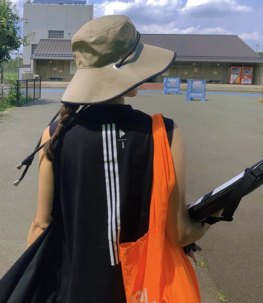 大桑マイミのインスタグラム：「曇ったり晴れたりで、今日は体が重かったなー。こんな時こそ、体を動かそうとテニスに🎾。 汗だくハード💦しかしリフレッシュできました。この時期はとにかく日差しが強い！！🤲帽子が欠かせません。 質問いただいていた帽子🧢👒  @indietro_association  の帽子 です。大活躍🤍 頭にすっぽり形がとっても綺麗〜持ち運びも便利だし、紐も取り外し可能。素敵に日焼けからも守ってくれます。カジュアルにもワンピースにも合わせやすいところもすき💕 今夜はゆっくりねむれそーだー。」