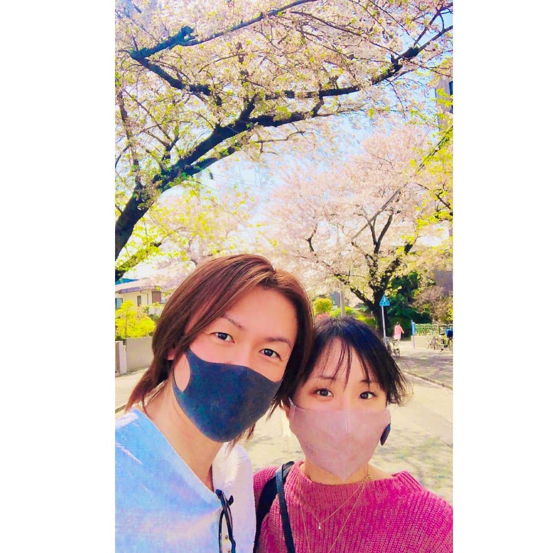 のインスタグラム：「夫婦になる前の2人☺️この3日後に夫婦になりました 手を繋いで、桜並木を歩いてお蕎麦を食べた帰り道  ▪️6/27日(日)お昼12:55分より、朝日放送テレビ【新婚さんいらっしゃい】に城咲仁&加島ちかえ出演します  本日発売❣️ ▪️ レタスクラブ2021年7月号（6月25日発売）にて、夏に食べたい麺料理のオリジナルレシピを公開しております 応援宜しくお願い致します  【⭐️毎日TikTok更新中❗️】 【城咲仁YouTubeチャンネル毎週水曜日更新】  身体を動かすねは、やっぱり気持ちいいですね☺️ #城咲仁  #加島ちかえ  #朝日放送 #新婚さんいらっしゃい #レタスくらぶ  #オリジナルレシピ #桜並木」