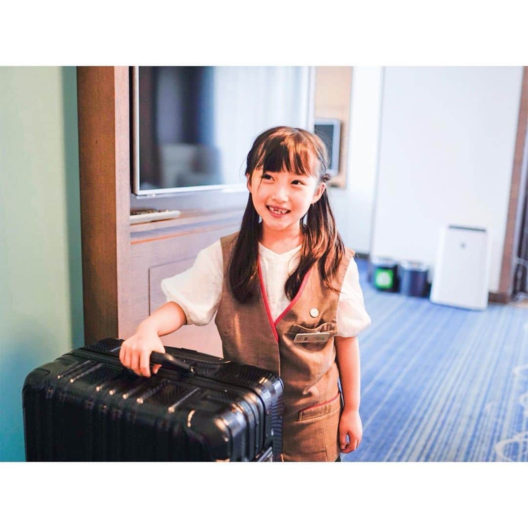 Kyooonのインスタグラム：「ホテルのベルスタッフになりきりっ🧑🏻‍💼✨ ⁡ シェラトン・グランデ・トーキョーベイ・ホテルで 2泊3日のファミリースケーションを体験させていただきました。思うように自由に旅ができない今だからこそのホテルでのおこもりステイ体験です✨　@sheratontokyobay ⁡ ⁡ ドキドキしている娘たちを迎えてくださるスタッフさんの優しい笑顔がすごく印象的で、お部屋も綺麗で眺めも良く2人とも大興奮！！ ベルキッズ体験ではかっこいいベストを着せてもらってお部屋まで一緒に荷物を運ぶという貴重な体験もさせていただきました🧳 ⁡ ハワイアンフェア開催中でスタッフさんの アロハシャツの制服もかわいい〜🌺 ⁡ カフェ「トスティーナ」のフライデースイーツブッフェは絶品で🍰✨たくさん並ぶ可愛いスイーツに長女は目がキラキラ。初めての体験ばかりで初日から「ここに住みたい〜」とワクワクしている2人でした👭 #SheratonSidebySide #シェラトンでつながろう #シェラトングランデ東京ベイ#sheraton33」