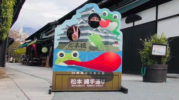 鉄拳のインスタグラム：「4月に大町市に帰った時に1人で松本市へ行ってきました。プライベート撮影だったので素顔です笑。 その様子がアップされているので良かったら是非見てください。☺️ #鉄拳　#鉄拳チャンネル　#松本市　#松本観光　#1人旅　#プライベート　#素顔　#カエル　#メーヤウさん　#カレー　#めっちゃ美味しいカレー　☺️」