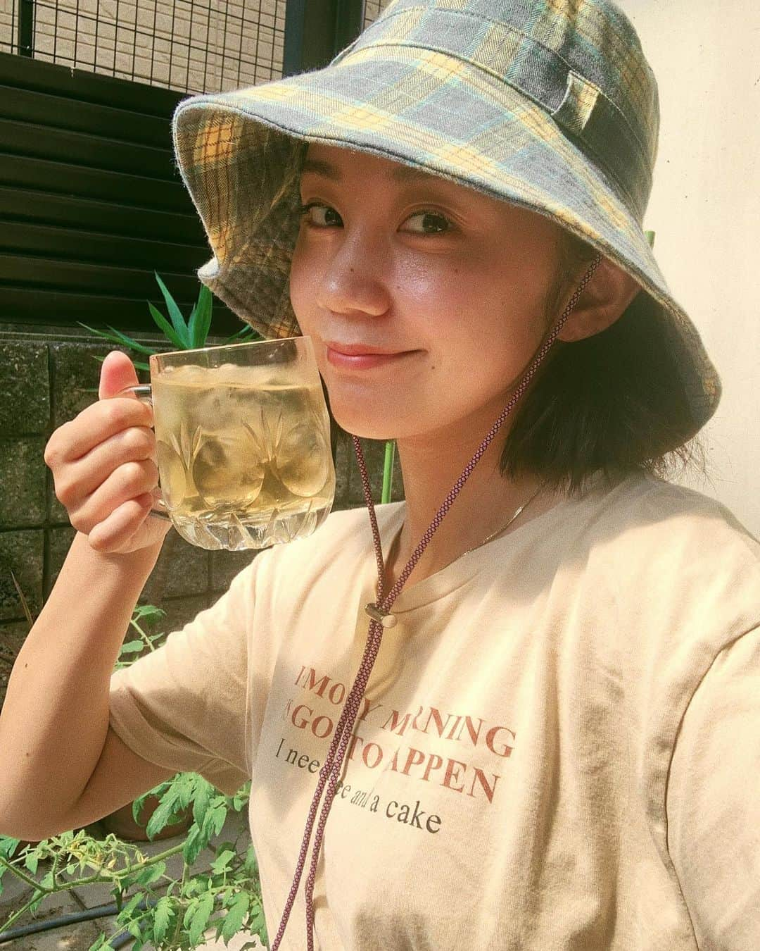 薮下柊さんのインスタグラム写真 - (薮下柊Instagram)「最近は、キンキンに冷えたあずき茶を、お気に入りの本を読みながらテラスで飲むのがちょっとした楽しみです☺️🌱  この帽子はニューヨークに居た時に500円くらいでゲットしました〜😆お気に入り💛  私は、本を読む時は小さな音量でお気に入りのプレイリストを聴きながら楽しむタイプです☺️🌱 皆さんはどうですか？？☺️  (3、4枚目) 家庭菜園もいい感じ〜🍅　 トマトちゃんはまだ青々しいけど😆  すだちの葉っぱにはちっちゃなアゲハチョウの幼虫がいました〜🐛」6月25日 19時12分 - __yabushita_shu__