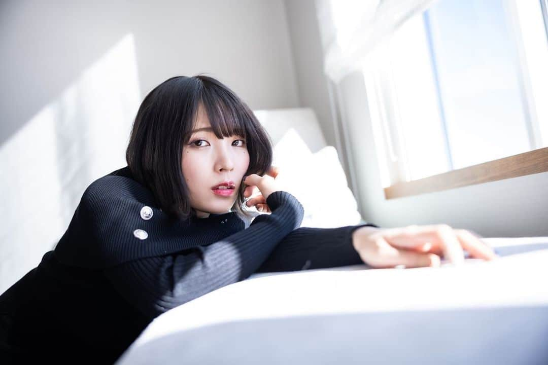 中峰みあのインスタグラム：「デジタル写真集『Bedroom vol8』より_____  https://www.amazon.co.jp/dp/B097RDN1YC  #ポトレ #室内ポトレ #グラビア #写真集 #彼女感 #ニットワンピース #ボブ #暗髪 #被写体 #japanesegirl #kindle #model #portrait #粉我 #日本的」