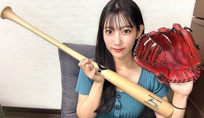 椿梨央のインスタグラム：「北海道出身の私にとって 新庄さんはスターでした！ . . 新庄さんに憧れて新庄さんモデルのグラブを 購入して道具も全部赤に揃えてました！ そんな憧れの新庄さんと 対決できる日がくるなんて😭 . . そんなエピソードを新庄さんにお話ししたら 【僕から討ち取ったらバットプレゼントするよ】 と言って頂きまさかの勝つことができて バットプレゼントしてもらったんです😭⚾️ . . そのお話はYouTubeにて詳しくお話ししてるので 是非見て下さい♪♪ . . . #野球 #野球女子　#女子野球 #草野球 #プロ野球 #ジャンクスポーツ #新庄剛志 さん　#バット #プレゼント #椿梨央  @shinjo.freedom」
