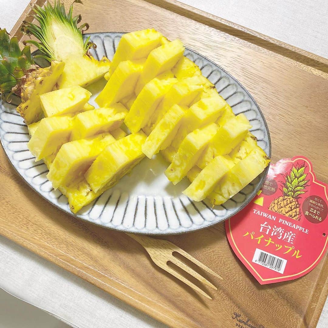 新希咲乃さんのインスタグラム写真 - (新希咲乃Instagram)「台湾パイナップル🍍 芯まで食べれて甘くて美味しかったよ♡ やっぱり黄色ってかわいい。元気出る！！ 今年は色を着たいなぁ！  結構前からだけど、お皿集めにハマってるよ𓌉◯𓇋一人暮らしなんだけど、どんだけ皿あるの！？ってすごいびっくりされる😂集め癖が止まらない、、、   #台湾パイナップル  #🍍」6月25日 19時28分 - niki_sakino