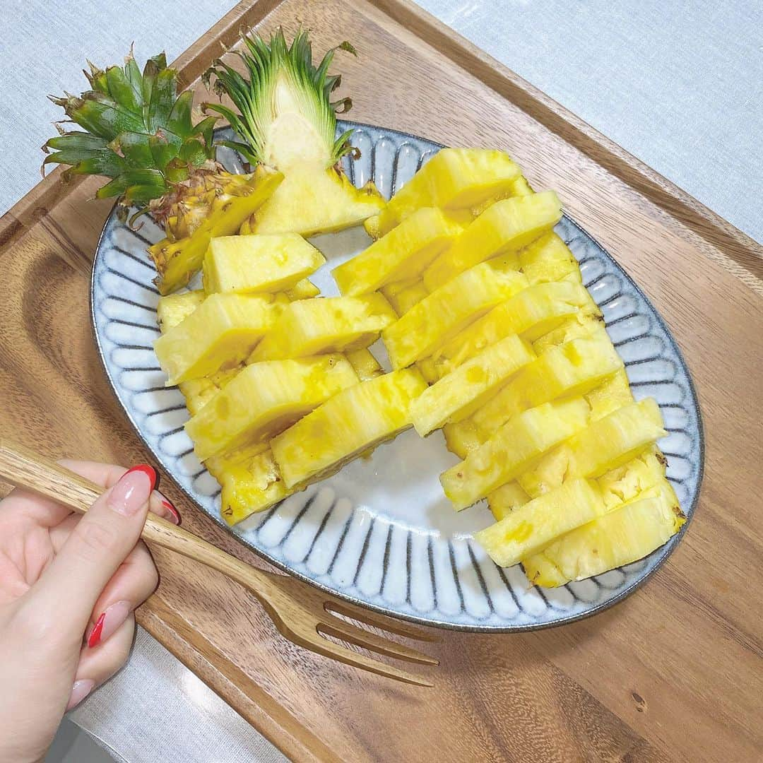 新希咲乃さんのインスタグラム写真 - (新希咲乃Instagram)「台湾パイナップル🍍 芯まで食べれて甘くて美味しかったよ♡ やっぱり黄色ってかわいい。元気出る！！ 今年は色を着たいなぁ！  結構前からだけど、お皿集めにハマってるよ𓌉◯𓇋一人暮らしなんだけど、どんだけ皿あるの！？ってすごいびっくりされる😂集め癖が止まらない、、、   #台湾パイナップル  #🍍」6月25日 19時28分 - niki_sakino