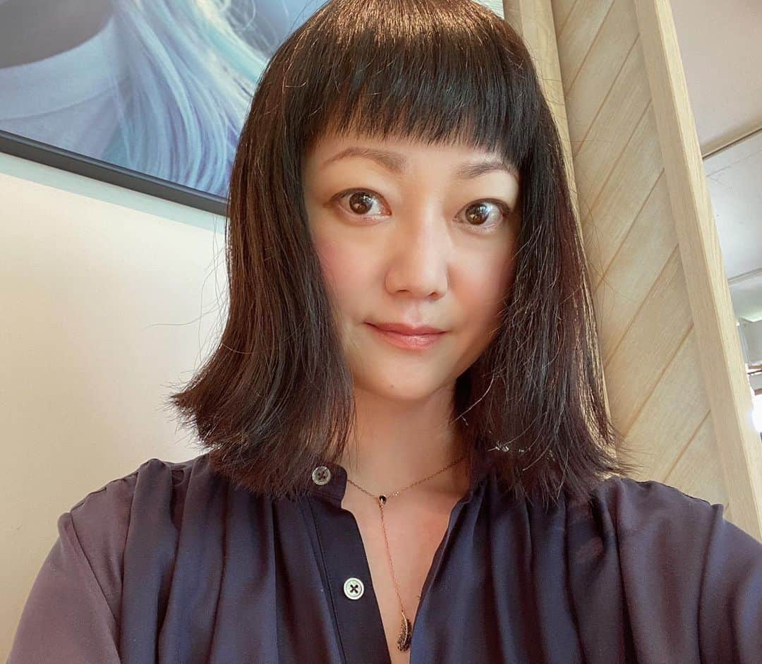 遠山景織子さんのインスタグラム写真 - (遠山景織子Instagram)「美容院に行ってリフレッシュしてきました。次の作品のことも考えながら😊 #区切り #時間ができたので  #リフレッシュ #リフレッシュ美容院 #ツィギー #松浦美穂 さん #次の作品も楽しみ  #楽しもう  #スワロフスキー  #スワロフスキーネックレス  #大好き #ロングワンピース #ネイビー #シャツワンピース  #遠山景織子」6月25日 19時29分 - kyooko.9.tooyama