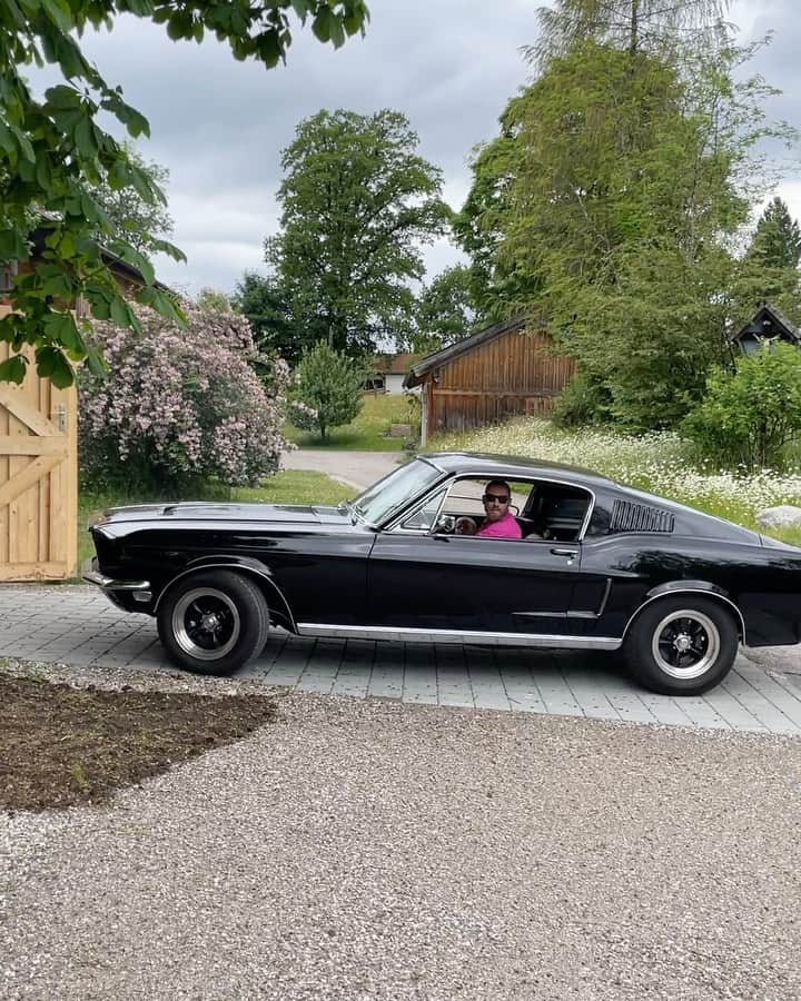 ジャスティン・オシェイのインスタグラム：「Physically made it to the end of the driveway, but spiritually we arrived…🇫🇷」