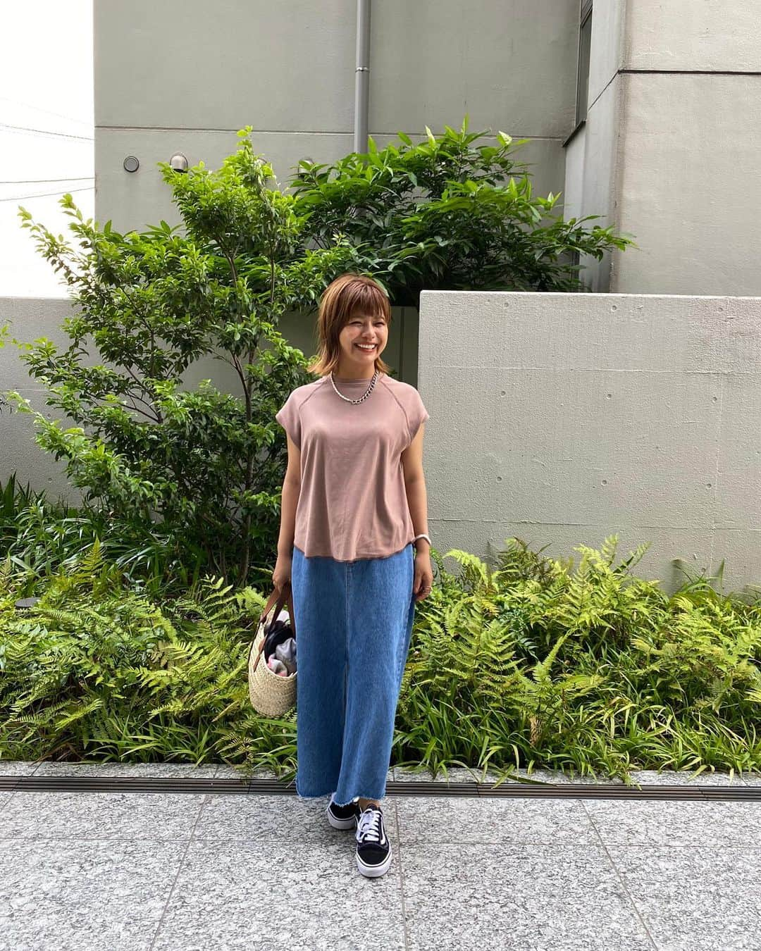 クロさんのインスタグラム写真 - (クロInstagram)「いつかのコーデ👖�✨✨  @classicalelf_official のステッチが可愛い カットソー🥺👏🏽👏🏽👏🏽 オーガニックコットン使用で肌触りが気持ち良い〜♩ 女性らしい華奢見えな、流行りのフレンチスリーブでございますぅ〜😶‍🌫️✨✨✨ 背中のステッチ、おかわっ❤️‍🔥❤️‍🔥❤️‍🔥  #サステナプラス #sustainaplus #クラシカルエルフ #classicalelf #エルフコーデ #ドロップショルダー #ワンマイルウェア #初夏コーデ #pr #ママコーデ #クロリサコーデ #大人コーデ #大人カジュアル」6月25日 20時01分 - kuro_risa