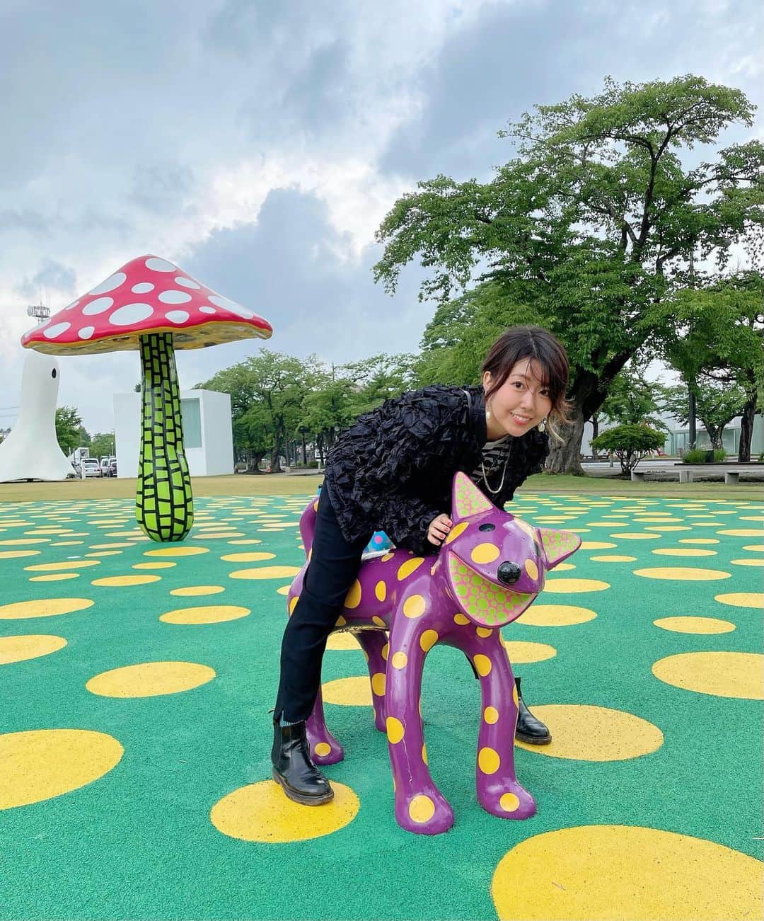 石橋穂乃香のインスタグラム：「人生初青森🍎  十和田市現代美術館がとても素晴らしくて、私の心の日本の美術館ベスト３にランクインいたしました🏅 超興奮した〜〜〜！！！  #青森 #十和田市現代美術館 #草間彌生」