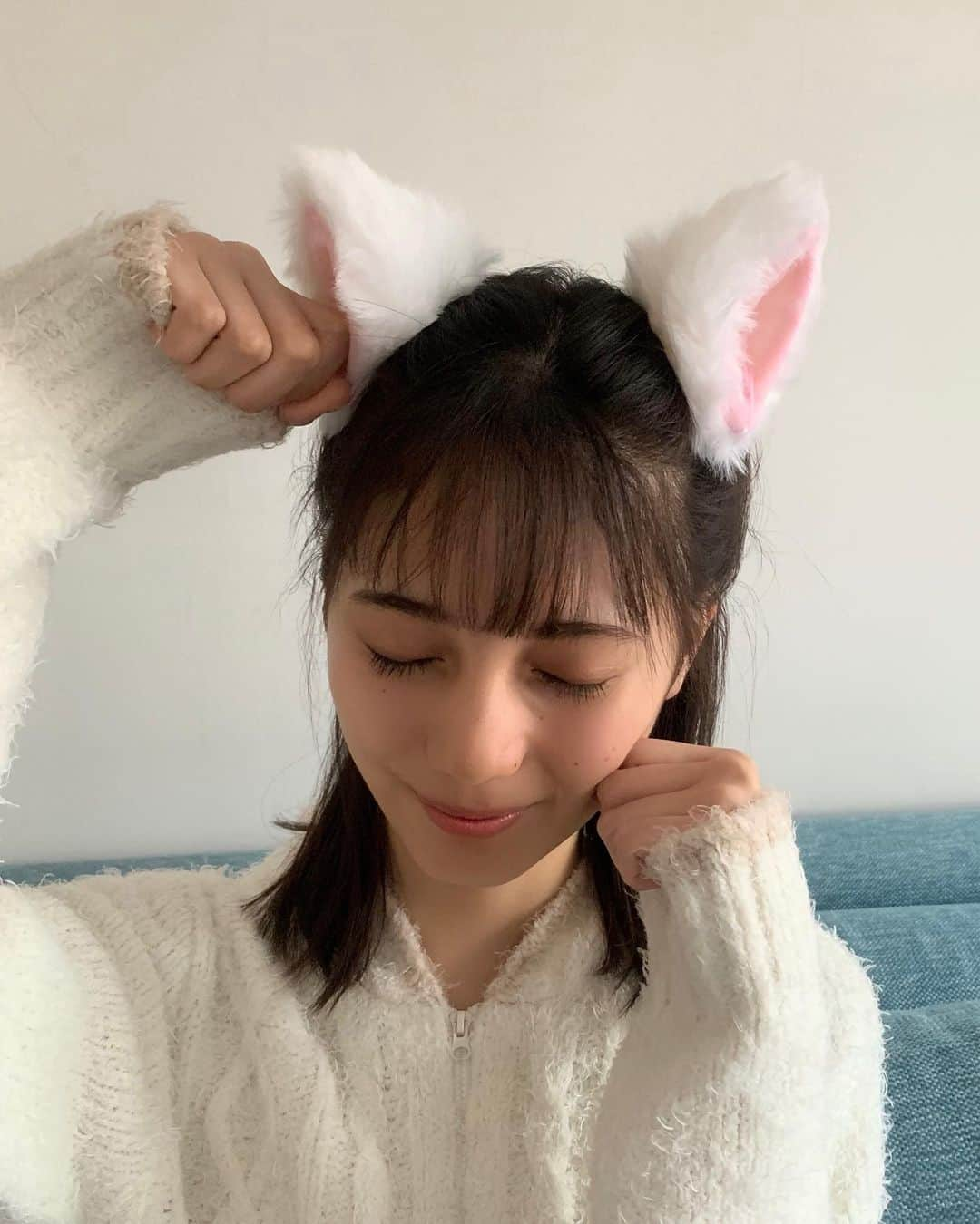 小坂菜緒のインスタグラム：「#猫坂さん とケンカ勃発⁉️ スライドすると…とってもかわいい猫パーンチ💥 #猫坂WEEK 開催中 #小坂菜緒は世界イチかわいい猫 #小坂菜緒1st写真集君は誰？ #小坂菜緒 #日向坂46」