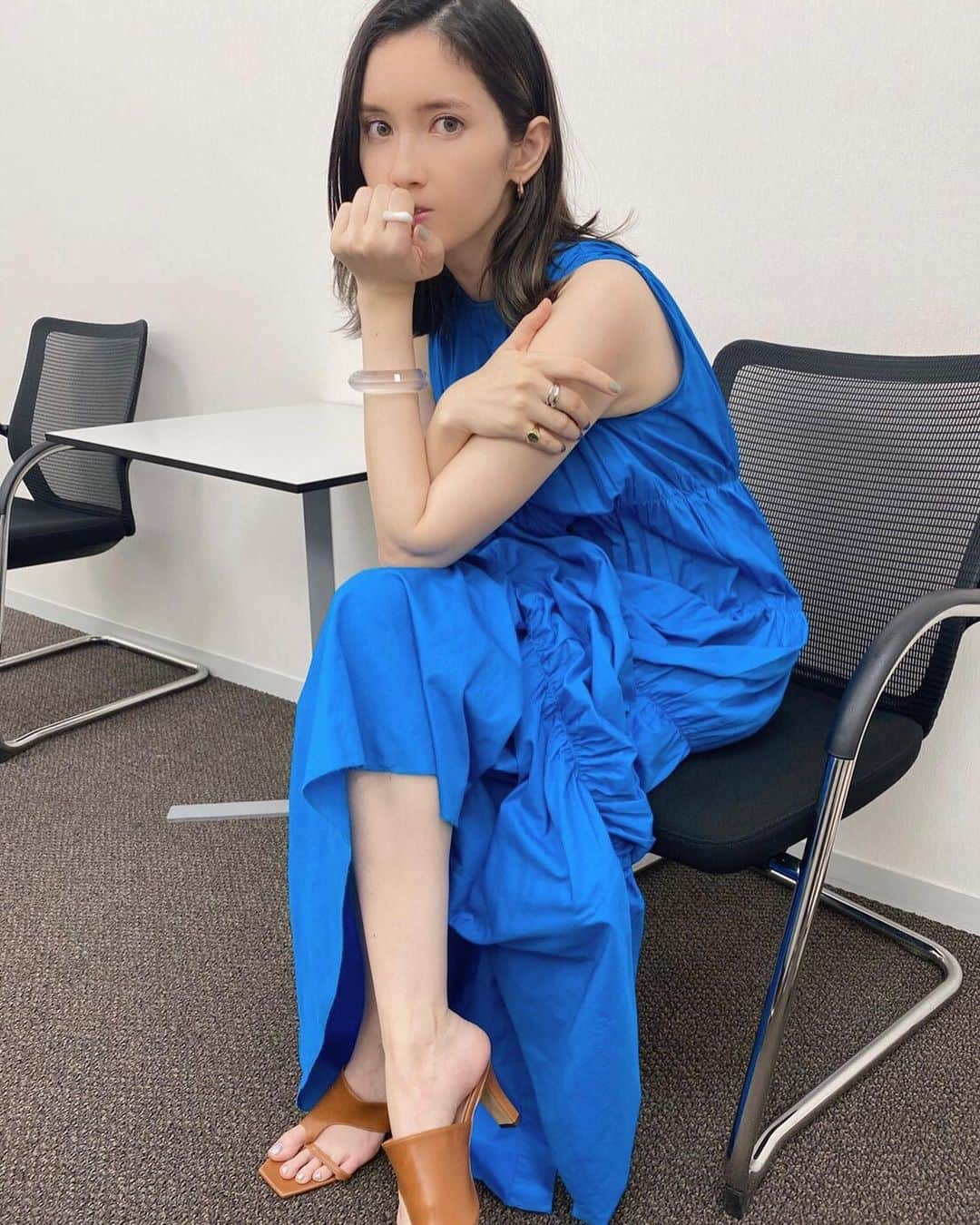 市川紗椰さんのインスタグラム写真 - (市川紗椰Instagram)「今夜の「タモリ倶楽部」はバス特集！鉄道好き代表(？)として参加させて頂きました。� 古典武術を紹介する「明鏡止水」のオンエアもあります。躰道を実演、凄かったです。� そして明日の朝の「題名のない音楽会」は箏にうってつけのクラシック特集。箏とドビュッシーの相性の良さにうっとりでした。最高な時間でした。� � そしてそして� 今週のj-wave time and tideのゲストはタモリ電車クラブの仲間、久野知美さま。� NHKFMかけクラのテーマは引き続き宇宙xクラシックです。� � 写真は題名の時のもの。衣装は→� #ワンピース @hache_official� #サンダル @mamian� #ピアス@hemca_official� #バングル @muEN.mavo� #ガラスリング @mex_handmade� #シルバーリング @rumel_officialshop� #ピンキーリング @soltie.online� #スタイリスト @okapiiiii  #ヘアメイク @maikoinomatamaiko  � NHKBSプレミアム「明鏡止水〜武のKAMIWAZA〜（躰道）」� 6月25日　23:15〜� 2週連続� � テレビ朝日「タモリ倶楽部」� 6月25日　24:20〜� 2週連続� � テレビ朝日「題名のない音楽会」� 6月26日　10:00〜� � J-WAVE「ORIENT STAR TIME AND TIDE」 � 6月26日　21:00〜　� @jwavetimeandtide� � NHKFM「×（かける）クラシック」� 6月27日　14:00〜� 6月28日　7:25〜(再放送) � � テレビ朝日「関ジャム 完全燃SHOW」� 6月27日　23:00〜� � 長々とダラダラすみませんーーー�」6月25日 20時13分 - sayaichikawa.official