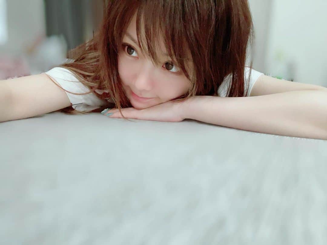 のインスタグラム：「. 最近脳と体と精神を使うことが続いて ちょっと疲れが顔に出てきました笑  今日はライブリハが少し早めに終わったので とりあえず家着いて 今日洗濯機に入れるパジャマに着替えてダラダラダラダラ。  そんな時に自撮りしときました📷  移動中は舞台のセリフ覚えよったっちゃけど知らんうちに爆睡😪  疲れたって言っても すべて楽しいことやけん楽しいっちゃけどね☺️※楽しい2回言ったw ・‥…━━━☞・‥…━━━☞ #おつかれーな #明日ライブ来てくれる方楽しもうね #楽しみ  #photo #Instagram #instagramjapan」