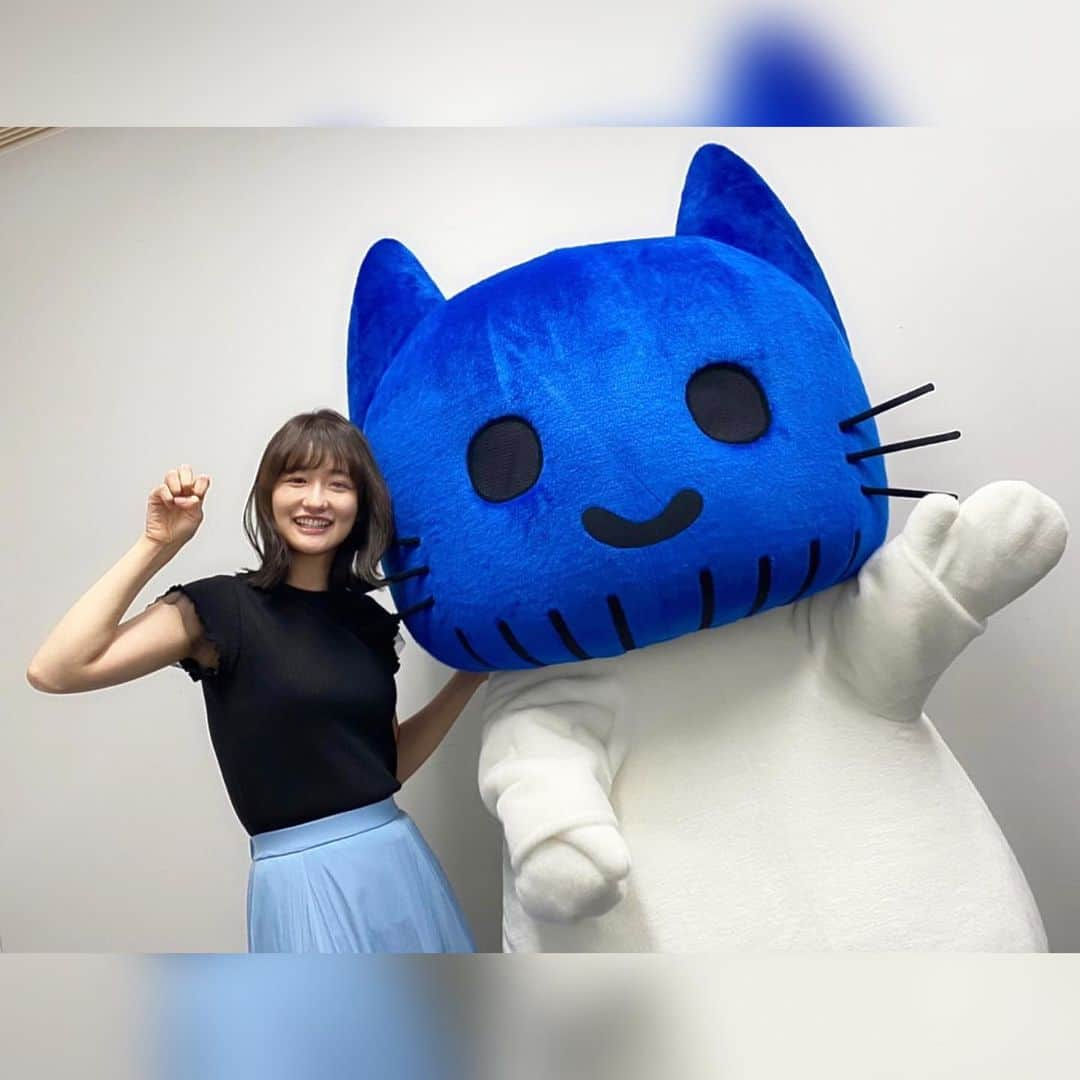 佐藤ちひろさんのインスタグラム写真 - (佐藤ちひろInstagram)「今週もお疲れさまでした！  私の隣にいる彼、わかりますか？  お気づきの方もたくさんいると思いますが、「マスクにゃん」です！  お、おおきい…！ そして、何よりかわいい☺️💕  そんなマスクにゃんが、猫目線で自由気ままにお伝えする「マスクにゃんニュース」もぜひよろしくお願いします🐱  #マスクにゃん　#猫　#ネコ　#ねこ　#にゃんこ　#🐱　#ねこすたぐらむ  #にゃんすたぐらむ  #マスク　#ニュース　#マスクにゃんニュース　#キャラクター　#マスコット　#テレビ朝日　#テレ朝」6月25日 20時36分 - chihiro.sato_ex