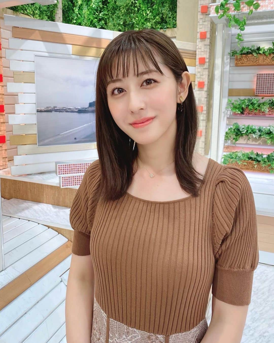 斎藤ちはるさんのインスタグラム写真 - (斎藤ちはるInstagram)「スタジオにコメンテーターの皆さんが戻ってこられて賑やかな１週間でした☺️ . １週間お疲れ様でした！✨ . . #久しぶり の #再会 #嬉しかった #皆さん #１週間 #お疲れ様でした #週末 #ゆったり #過ごしてください ね . . #斎藤ちはる#テレビ朝日アナウンサー#テレビ朝日#テレ朝#アナウンサー#羽鳥慎一モーニングショー#モーニングショー#スタジオ#およそ#2ヶ月#ぶり#２ヶ月ぶり#久々#衣装#ニットワンピース#ニットワンピ#茶色#茶色コーデ#こげちゃ#ブラウン#ブラウンコーデ」6月25日 20時34分 - chiharu_saito_ex