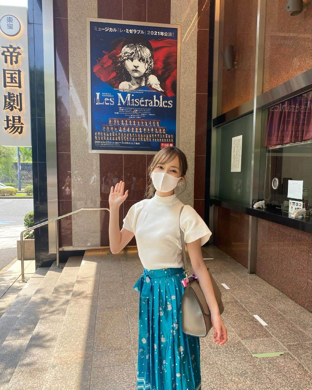 黒澤詩音さんのインスタグラム写真 - (黒澤詩音Instagram)「＊  #レミゼラブル  世界4大作品である、Les Misérables。 日本ミュージカルの聖地、帝国劇場。  素晴らしい時間でした！  先週の馬券で🐴 母にお寿司をご馳走🍣して、２人で観劇の親子デート♪  四季出身の福井さんのバルジャンは圧巻。 相葉さんのアンジョルラスは勇敢。 三浦さんのマリウスは純粋。 屋比久さんのエポニーヌは気丈で、 橋本さん樹里さんのテナルディエ夫婦は愉快。 会場の熱量にあてられめ、夢見心地ですが、明日の中継の準備をしたいと思います。朝9時からテレビの前で会いましょう♪  東宝ミュ楽しい。  #ミュージカル #東宝 #東宝ミュージカル  #帝国劇場 #レミゼ #レミゼラブル2021 #lesmiserables #musical #観劇 #観劇記録」6月25日 20時41分 - shionkurosawa_official