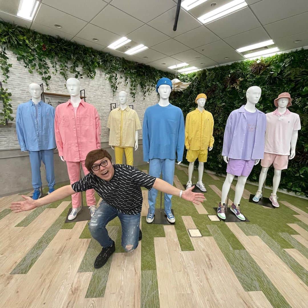 HIKAKINのインスタグラム：「総額約2000万で落札した BTS DynamiteのMV衣装 ついに届きました！🕺✨😭🎉🕺 並べるとすごい風格でした、、、 動画はYouTubeのヒカキンTVと前澤友作チャンネルで前後編で見れますので是非ご覧下さい！👀🕺  #BTS #army #dynamite」
