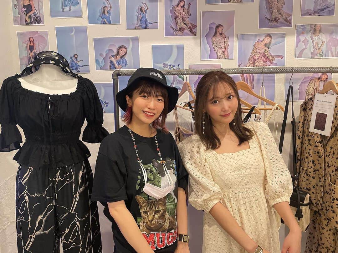 ぱいぱいでか美のインスタグラム：「Crayme,の展示会♡ . 菅野結衣さんのプロデュースブランド、crayme,の展示会にお邪魔しました✌🏻 いつも超可愛くてだけど気高くて 結以さんってほんと中学の頃からずっと憧れ…😭 今回も全アイテム可愛くて超悩みまくりまして、 ワンピースとミュール(珍し！)つけてきました✅ 私がミュール珍しいよ！ Crayme,はいつも挑戦してみようかなって気持ちにしてくれます♡ 写真で写ってないんだけどこの日は レザーのミニスカートとバッグ使ってて 両方Crayme,でした〜🖤🖤 何年も気に入って使い続けてます✌🏻 結以さんありがとうございました❣️」