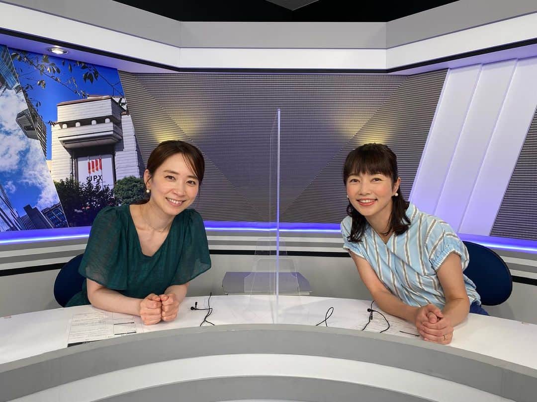 千北英倫子のインスタグラム：「. ニュースに経済にスポーツにと大車輪の活躍の山田幸美ちゃん スタジオが新しくなって記念に撮影🤗 . . 新入社員だった頃、このくらいの規模のスタジオで同期とニュース収録して ディレクター業務も覚えて 廊下の隅でおにぎりかき込んで‥ 頑張っていた頃を思い出した . あの頃の自分に 〝よく頑張ってるよ〜〟 〝まだまだ余力あるよ もっと励め〜〟 両方伝えたい😊 . . そろそろ新人アナウンサー初鳴きの季節🗣 . 見られ続ける緊張感 見ず知らずの人から評価され続ける窮屈感 色々あるけど大丈夫！いつか慣れます🤣 Fight✨ . . . . . 日焼け対策やってるのに小麦色🤦‍♀️ スタジオ行くと際立つな🤦‍♀️ #もっと励め🕶」