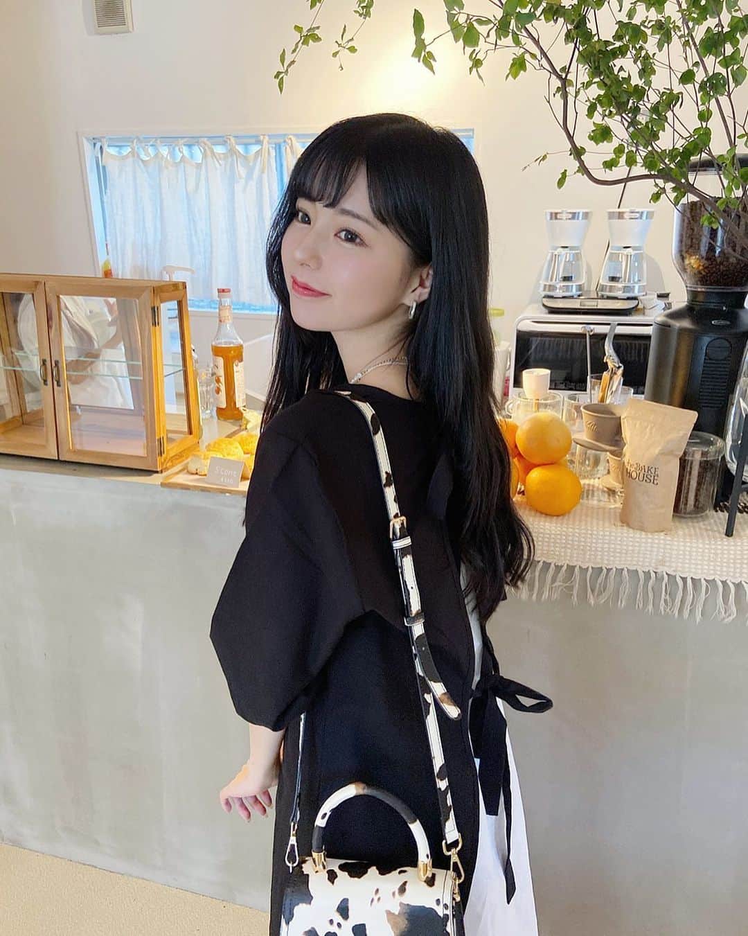 sarimaru(国木田さりまる)のインスタグラム：「可愛い内装をバックに背中のデザインが可愛い服を撮ってもらいました🌿🔅  バッグは、なちのやつ👜🤣」