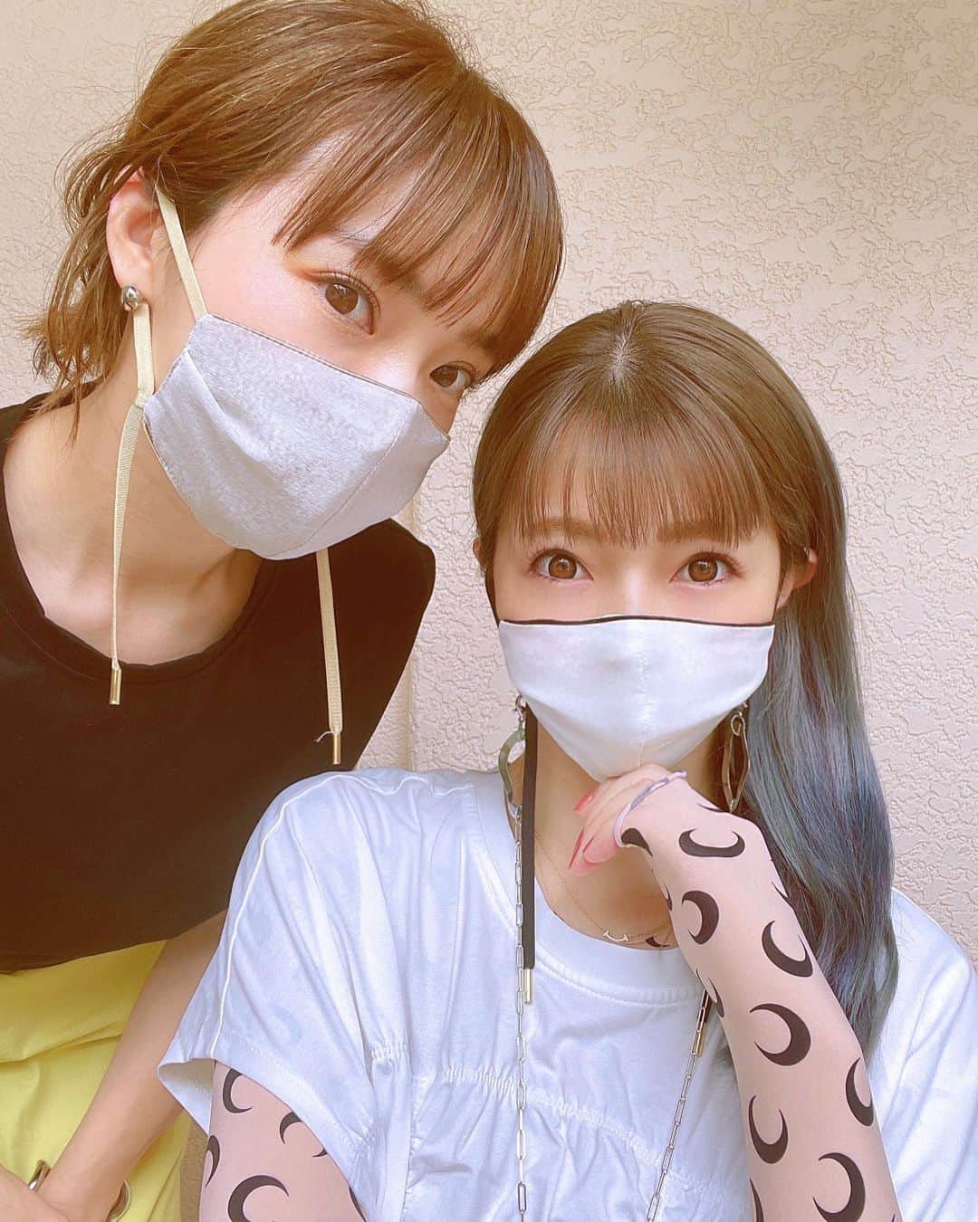 のインスタグラム：「@dear_beautiful__  ポップアップ2日目、無事終了しましたー🙋‍♀️ あと2日間11時から19時まで立ち続けます😂 ･ 大昔に109で働いていたので、 その頃を思い出して楽しいです😏 ･ そして私たち、 2日間ランチは吉野家です🐮 昨日は並のつゆだく、温泉卵と豚汁。 今日は並のつゆだくに、ネギ山椒というのをプラスして 温泉卵と豚汁、最強でした🙋‍♀️🙋‍♀️🙋‍♀️🙋‍♀️🙋‍♀️ ･ 初吉野家を堪能して、見事にハマってしまいました🤤 明日も吉野家にしよって亜美ちゃんに言ったら、 明日は違うものを食べたいそうです😂😂 ･ マスクのコーナーの横では 亜美ちゃんの@fromfirstmusee のお洋服が並んでいるのですが、暇さえあればずっと眺めて、 明日は何を着ようかなぁと買い物をしに来た感覚になり とても楽しいです👗 ･ 今日はオーガニックコットンシャーリングワンピースを お買い物して着ちゃいました😍 ･ マスクもおそろいでつけました🌹 抗ウイルス"アンチウイルスシルクマスク" 今朝サイトでも予約販売開始したのですが、 6月28日発送分は完売してしまいました🥲 ただいま7月12日発送分の予約販売を開始しております🙇‍♀️ お待たせして申し訳ありません🥲 ･ ポップアップでは若干枚数残っていますので ぜひぜひ見に来てください🤗 ･ ･ 明日も吉野家食べられるかなぁ。。笑 ･ ･ ･ ･ #吉野家にハマる38歳」