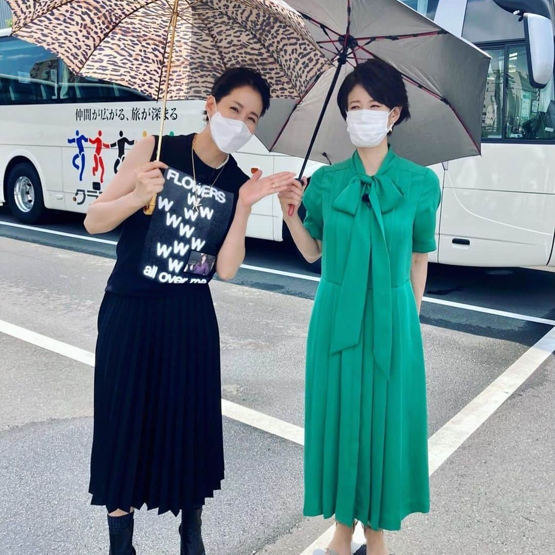 内田恭子さんのインスタグラム写真 - (内田恭子Instagram)「楽しいロケの合間に。馬場典子さん　@baba_channel とは局が違っても、局アナ時代から仲良くさせてもらっています。テレビでは見せられない素のトークがいつも楽しいのです。  #私の日傘がイケイケなのはスルーして　#アナウンサーあるある　#内田恭子 #kyokouchida」6月25日 21時39分 - kyoko.uchida.official