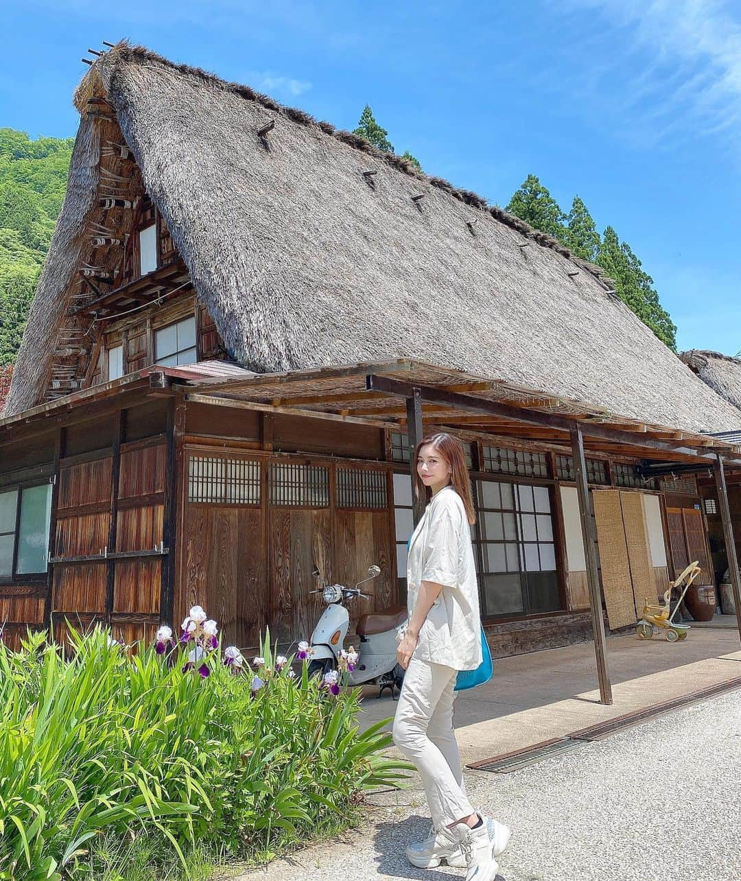 得あゆさんのインスタグラム写真 - (得あゆInstagram)「世界遺産⛰五箇山合掌造り🙏🏻 #富山県 #南砺市 #五箇山 #世界遺産 #合掌造り  (この写真は6/1〜6/3聖火リレーのため 富山に行った時の写真です)  set up : @gydajp sneaker : @michaelkors bag : @hermes baby car : @cybex_japan ・ ・ ・ ・ ・ ・ ・ ・ ・ ・ ・ #富山#田舎#日本の絶景#日本の風景#合掌造り集落#富山ランチ#五箇山ランチ#富山グルメ#富山旅行#富山観光#インスタ映え#カメラ女子#家族旅行#聖火ランナー#聖火リレー#富山旅行#白川郷#大人可愛い#子育てママ#ママコーデ#赤ちゃんのいる暮らし#セットアップ#エルメス家族旅行#toyama#gasshozukuri#hermesbag」6月25日 21時43分 - tokuayu819