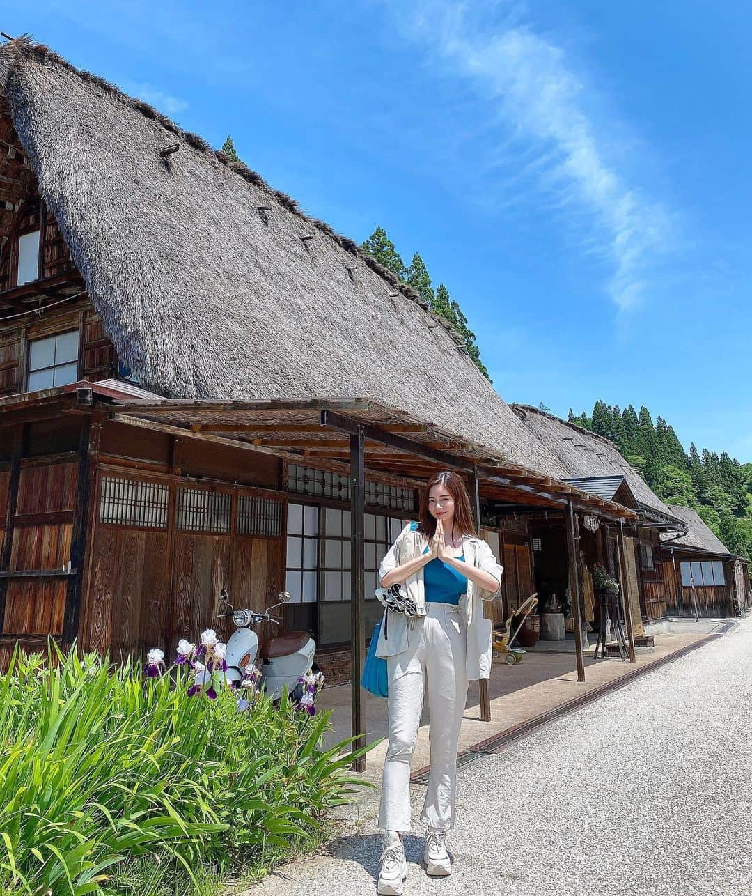 得あゆさんのインスタグラム写真 - (得あゆInstagram)「世界遺産⛰五箇山合掌造り🙏🏻 #富山県 #南砺市 #五箇山 #世界遺産 #合掌造り  (この写真は6/1〜6/3聖火リレーのため 富山に行った時の写真です)  set up : @gydajp sneaker : @michaelkors bag : @hermes baby car : @cybex_japan ・ ・ ・ ・ ・ ・ ・ ・ ・ ・ ・ #富山#田舎#日本の絶景#日本の風景#合掌造り集落#富山ランチ#五箇山ランチ#富山グルメ#富山旅行#富山観光#インスタ映え#カメラ女子#家族旅行#聖火ランナー#聖火リレー#富山旅行#白川郷#大人可愛い#子育てママ#ママコーデ#赤ちゃんのいる暮らし#セットアップ#エルメス家族旅行#toyama#gasshozukuri#hermesbag」6月25日 21時43分 - tokuayu819