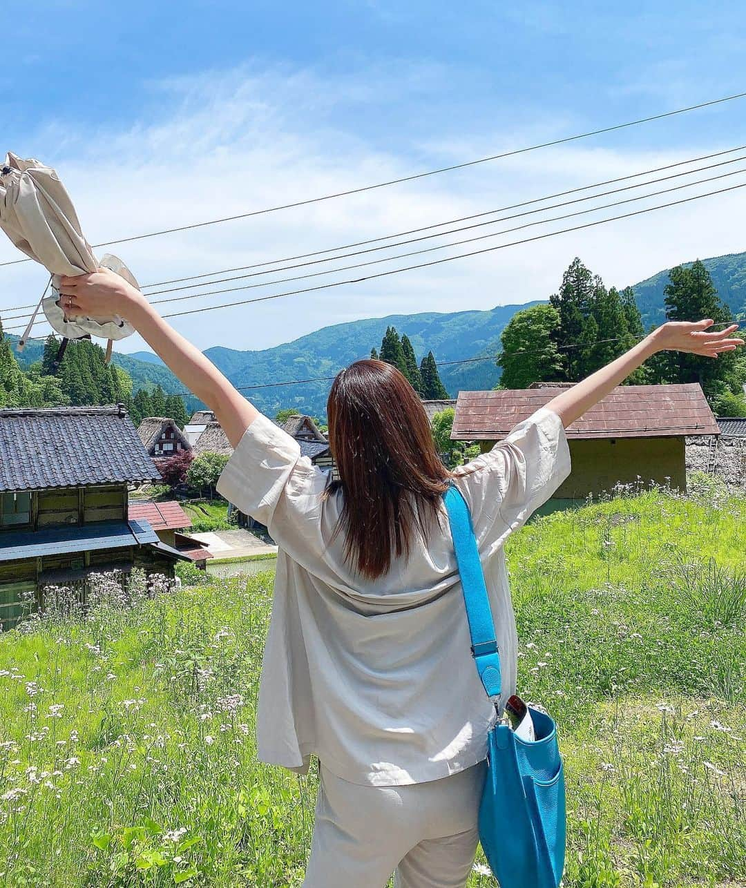 得あゆさんのインスタグラム写真 - (得あゆInstagram)「世界遺産⛰五箇山合掌造り🙏🏻 #富山県 #南砺市 #五箇山 #世界遺産 #合掌造り  (この写真は6/1〜6/3聖火リレーのため 富山に行った時の写真です)  set up : @gydajp sneaker : @michaelkors bag : @hermes baby car : @cybex_japan ・ ・ ・ ・ ・ ・ ・ ・ ・ ・ ・ #富山#田舎#日本の絶景#日本の風景#合掌造り集落#富山ランチ#五箇山ランチ#富山グルメ#富山旅行#富山観光#インスタ映え#カメラ女子#家族旅行#聖火ランナー#聖火リレー#富山旅行#白川郷#大人可愛い#子育てママ#ママコーデ#赤ちゃんのいる暮らし#セットアップ#エルメス家族旅行#toyama#gasshozukuri#hermesbag」6月25日 21時43分 - tokuayu819