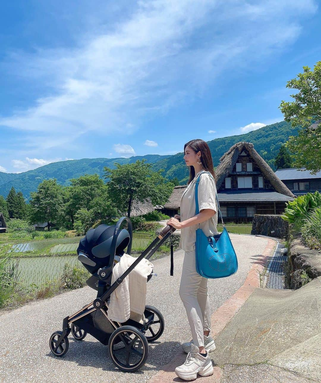 得あゆさんのインスタグラム写真 - (得あゆInstagram)「世界遺産⛰五箇山合掌造り🙏🏻 #富山県 #南砺市 #五箇山 #世界遺産 #合掌造り  (この写真は6/1〜6/3聖火リレーのため 富山に行った時の写真です)  set up : @gydajp sneaker : @michaelkors bag : @hermes baby car : @cybex_japan ・ ・ ・ ・ ・ ・ ・ ・ ・ ・ ・ #富山#田舎#日本の絶景#日本の風景#合掌造り集落#富山ランチ#五箇山ランチ#富山グルメ#富山旅行#富山観光#インスタ映え#カメラ女子#家族旅行#聖火ランナー#聖火リレー#富山旅行#白川郷#大人可愛い#子育てママ#ママコーデ#赤ちゃんのいる暮らし#セットアップ#エルメス家族旅行#toyama#gasshozukuri#hermesbag」6月25日 21時43分 - tokuayu819