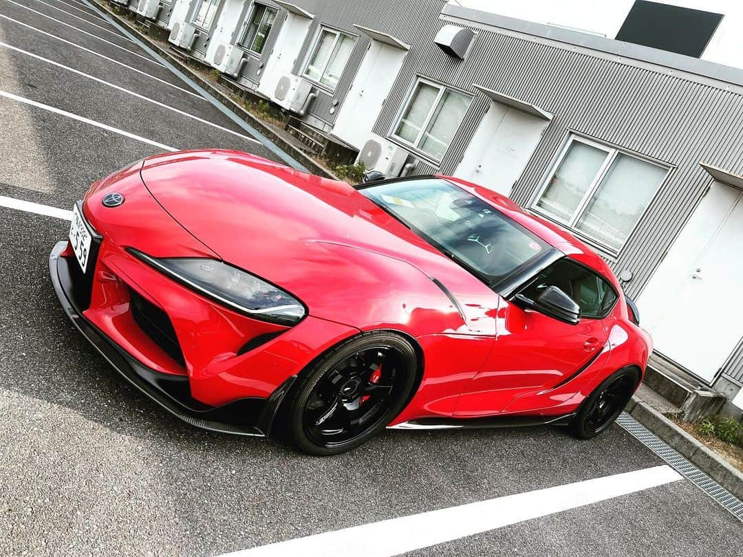 織戸学のインスタグラム：「鈴鹿サーキットへ  のんびりドライブ  CarbonAero 良いな。  僕の持ってる車の中でも最高の エコカー  #maxorido」