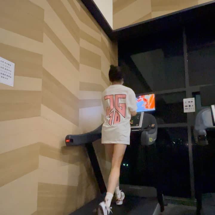 チョン・ジユのインスタグラム：「🏃🏾‍♀️🏃🏾‍♀️🏃🏾‍♀️다음 컷 하면 9키로 🏃🏾‍♀️🏃🏾‍♀️🏃🏾‍♀️」