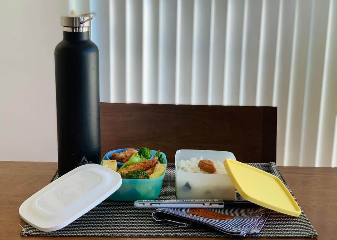 駒田奈美さんのインスタグラム写真 - (駒田奈美Instagram)「・ ・ ・ 『お弁当』 ・ ・ チキンのトマト煮と海老フライ弁当 ・ 卵焼きとヤングコーン(バター醤油) インゲンの炒め物を添えて❤︎ ・ ・ ご飯の間に一味海苔を挟んで ・ ・ ・ 今日は晴れて暑くなりそうな千葉です ・ ・ 台風の進路が気になりますが… ・ ・ ・ いってらっしゃい♪ ・　 ・ ・ #駒田奈美#モデル#アラフィフ#お弁当#高校生#高校生弁当 #お弁当おかず #おべんとう#おべんたぐらむ #いってらっしゃい」6月26日 8時02分 - nami.komada