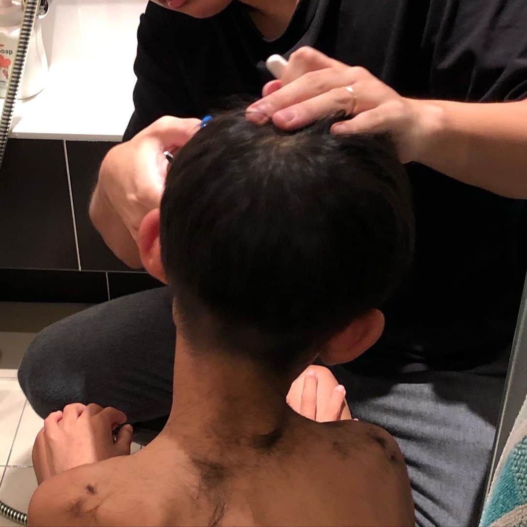 甘糟記子さんのインスタグラム写真 - (甘糟記子Instagram)「お風呂でヘアカット！（笑）  パパが姫の前髪と息子殿の髪の毛をカット！ アンコ用に買ったバリカンぎあったので、試してみることに（笑）  姫は前髪切りすぎ〜！とだいぶメソメソ気にしてましたが、、、  この方が可愛いよ！とみんなでフォロー\(//∇//)\  息子殿はなかなかいい感じに仕上がり、ご機嫌でした(≧∀≦)  #息子殿姫#息子殿#姫#家でヘアカット#オンザ眉毛」6月26日 8時08分 - norihey924