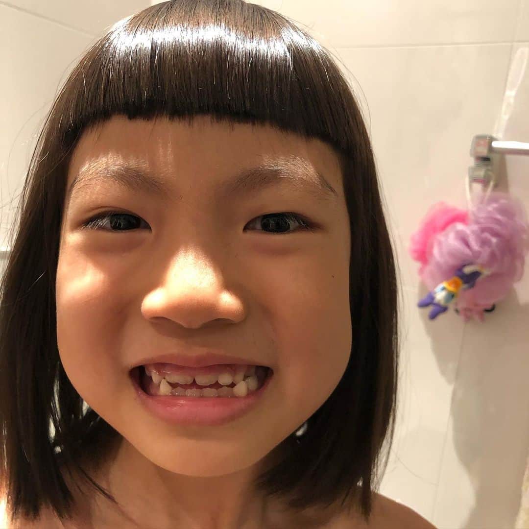 甘糟記子さんのインスタグラム写真 - (甘糟記子Instagram)「お風呂でヘアカット！（笑）  パパが姫の前髪と息子殿の髪の毛をカット！ アンコ用に買ったバリカンぎあったので、試してみることに（笑）  姫は前髪切りすぎ〜！とだいぶメソメソ気にしてましたが、、、  この方が可愛いよ！とみんなでフォロー\(//∇//)\  息子殿はなかなかいい感じに仕上がり、ご機嫌でした(≧∀≦)  #息子殿姫#息子殿#姫#家でヘアカット#オンザ眉毛」6月26日 8時08分 - norihey924
