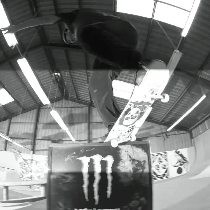 ケビン・ホーフラーのインスタグラム：「Good times With the @monsterenergy Fam at Double Rock 🤘🏿  FULL EDIT AT THRASHER WEB SITE  #SkateboardingIsFun」