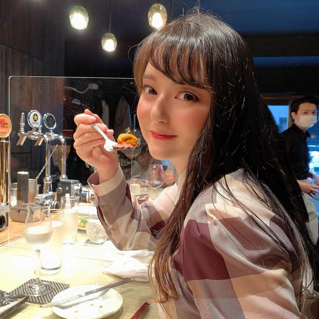 喜多川あゆのインスタグラム：「ずっと行きたかったお店❤️ 友達が美味しいお肉と撮ってくれた🤣 美味しいもの食べると本当幸せ感じる🤤💕 #フォアグラ🦆 #フォアグラ丼 #フォアグラソテーもフォアグラ丼もどっちも食べました #キャビア #ウニ #黒毛和牛🍖 #金箔✨」