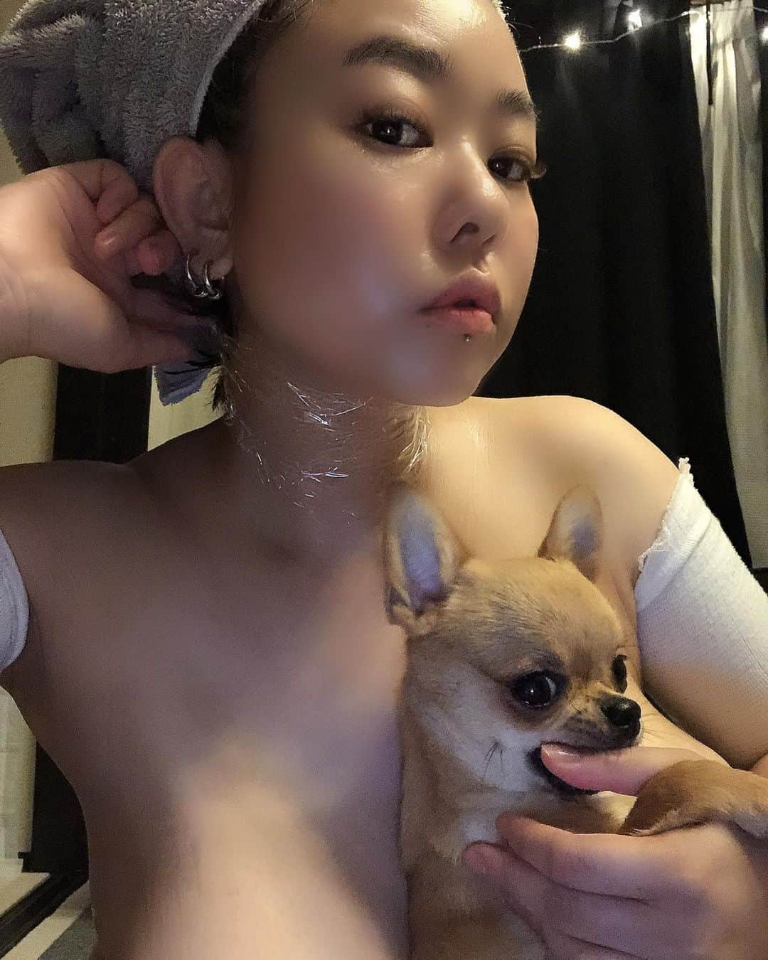 風子さんのインスタグラム写真 - (風子Instagram)「肌にハリが出る美容液！ だからバストアップに効くらしいんだけど、私はこれ以上いらないからシワに使ってみたよ！本当、首のシワが気になる。なくなれー！！！！と願いを込めて10分くらいラップ巻いて放置。 なんだか薄くなった気がする…🙀 1ヵ月また使ってみようと思います。  #ラピシアローズエッセンス #ラピシアローズ #涙袋 #シワ改善 #pr」6月25日 23時56分 - pchan030