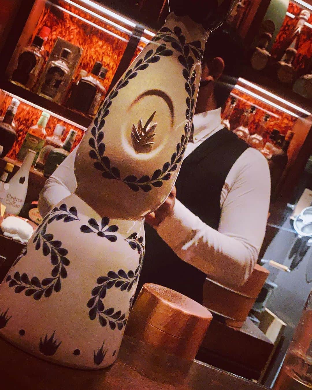 羽生アリサさんのインスタグラム写真 - (羽生アリサInstagram)「@faramarz.tokyo 🍸🥃  #久々 #久々の #飲酒タグラム  #中目黒 #ファラマーズ #こないだ  #tequila #mezcal #claseazul #claseazultequila  #クラセアスール ✨✨  中目黒おしゃれすぎてよくわからなくて全然いかんのだけれど、フェリーさん(ボス)が新しいお店をオープンしたって言っててずっと気になっててやっと、、 解禁して早々、こないだ😌🌷 写ってるのは7.8年くらいお世話になってるはず、、なニコちゃん😊 相変わらずハッピーマインドでむちむちでかわいかった👼←」6月26日 0時04分 - arisa_hanyu