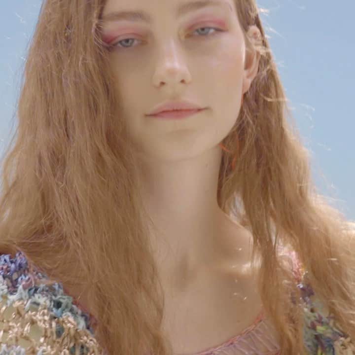 のインスタグラム：「Clefy SANNOMIYA.  . . 本日から神戸のファッションビル、 クレフィ三宮にてサマーバーゲンセールがスタート。 館内のポスター・サイネージビジュアル、動画広告の衣装を製作しました。👗. . . 弾けるような爽快なサマーニットドレスに仕上げました。 動画は2種類あります。 腕を上げるシーン、飛び跳ねるシーンが特に今回の衣装らしくて好きです。 人が身につけて、 さらに動くことによって ニットはいきいきとします。💃💓. . . #clefysannomiya  #クレフィ三宮  #サマーバーゲンセール #knit#knitwork#handwork #chihirohasunuma #aneddy #knitdress#costume#fashion」