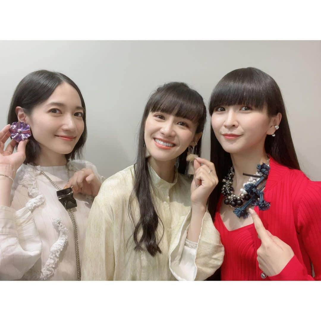 Perfumeさんのインスタグラム写真 - (PerfumeInstagram)「7/2"ポリゴンウェイヴ"デジタル配信 インスタライブand宇宙初オンエア アーカイブ見てね、あやちゃんの声面白いよ🤪←体は元気じゃけね🤗  #prfm」6月26日 1時24分 - prfm_official