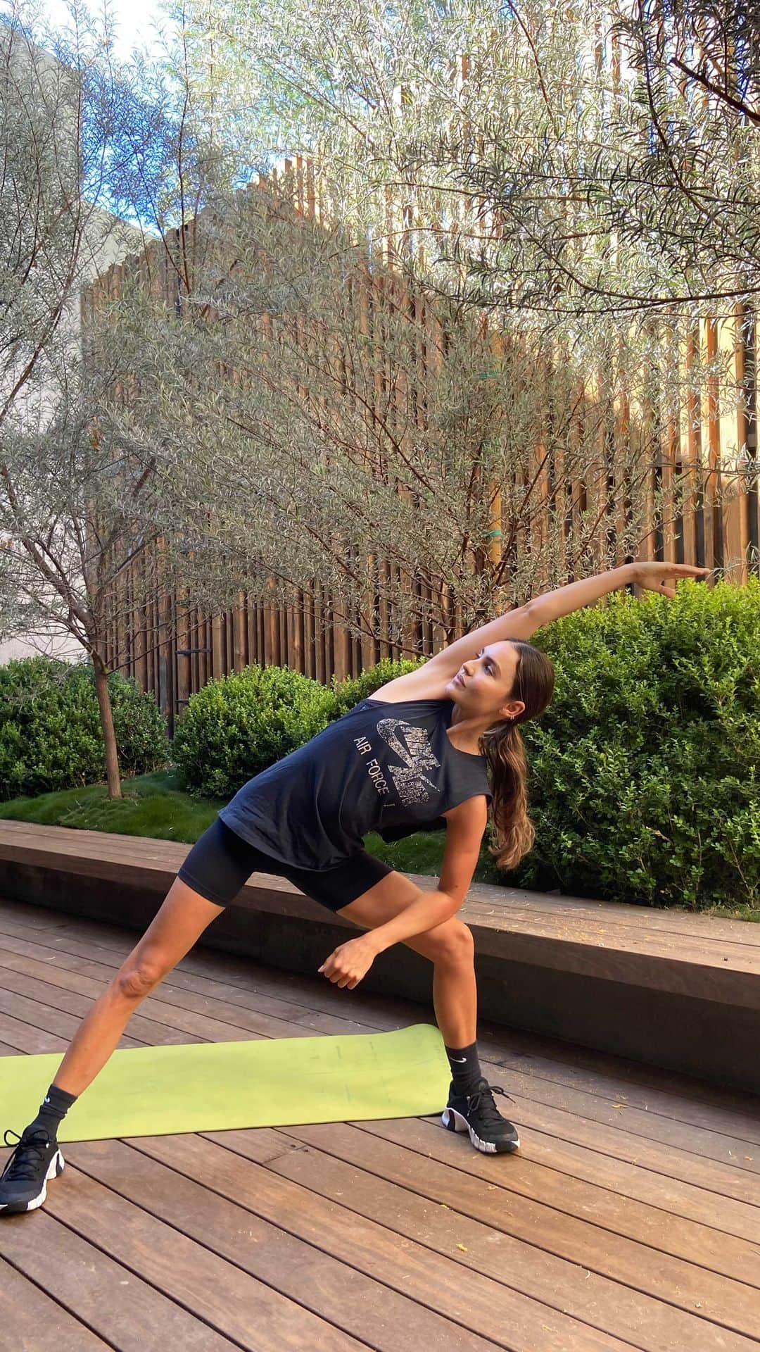 Kirsty Godsoのインスタグラム：「Teaser for our upcoming pilates program dropping Monday 28th June on @tashafranken T-F Studio 🔥 Sizzle with us for 7 days. Energy & friends combined ❤️」