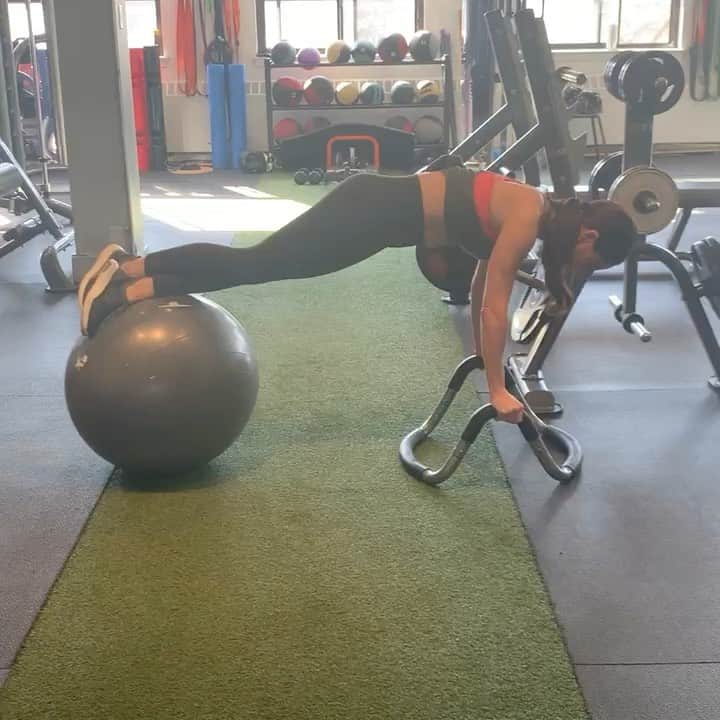 のインスタグラム：「One move challenge.  I have 5 more  stability balls to giveaway. This is a tough one but worth the work. Comment below if you can handle it #sixpack ( this was my first attempt. The balance could be improved)」